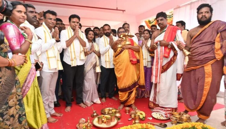 గృహప్రవేశ పూజల్లో పాల్గొన్న మంత్రి కేటీఆర్