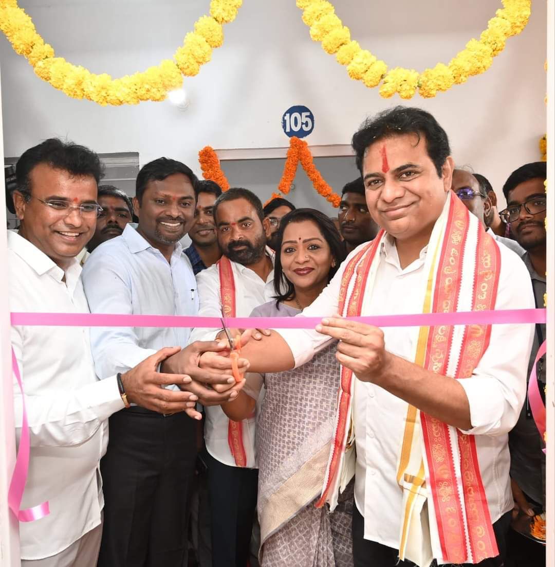  రిబ్బన్ కట్ చేసి డబల్ బెడ్ రూమ్ ఇండ్లను ప్రారంభిస్తున్న మంత్రి