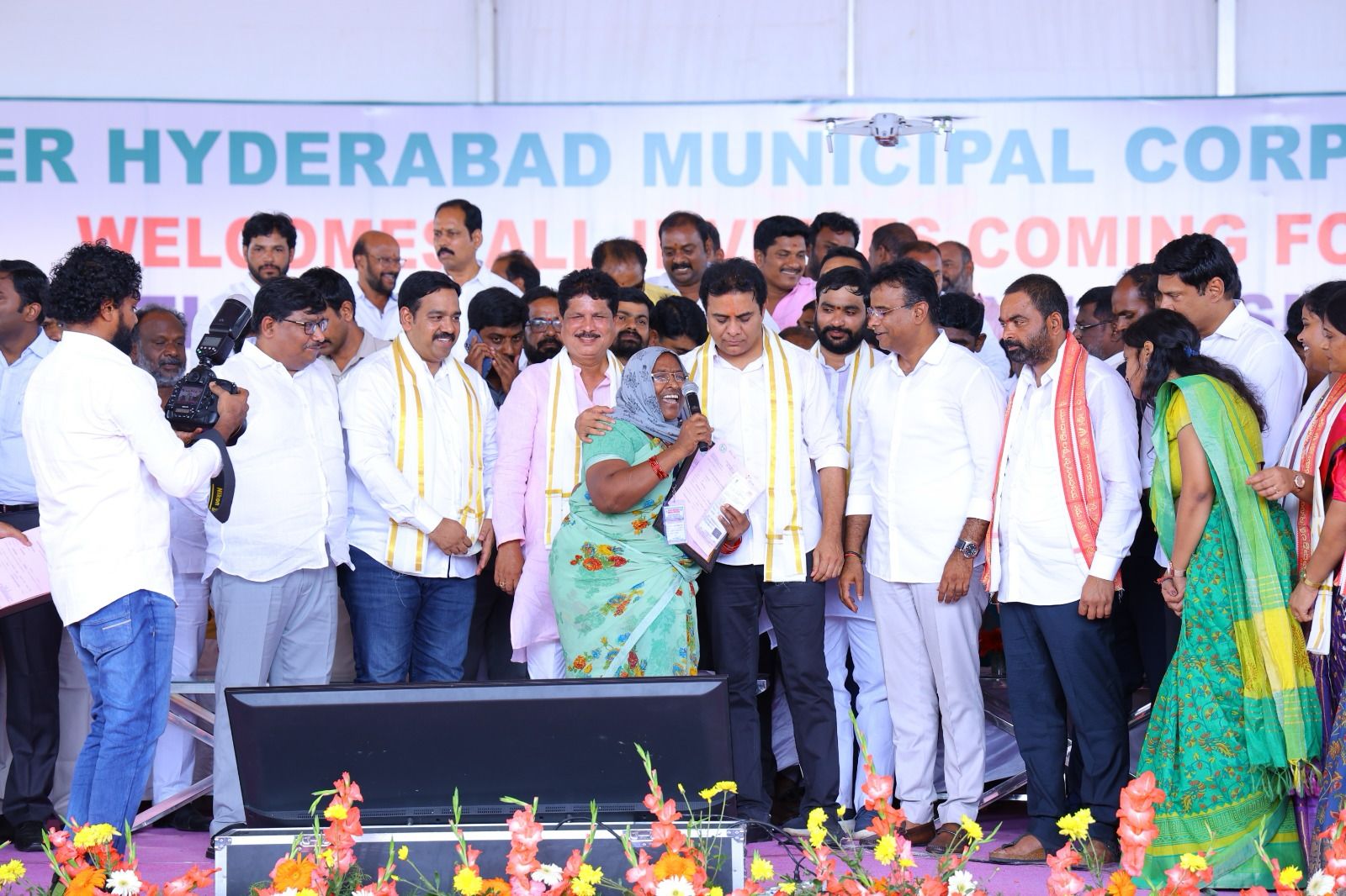 డబుల్ బెడ్ రూమ్ ఇళ్ల పట్టాలను అందజేసి లబ్ధిదారురాలుతో మాట్లాడిస్తున్న కేటీఆర్