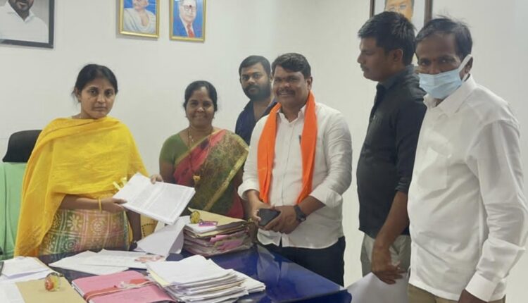 తహసిల్దార్ సుజాతకు వినతిపత్రం అందజేస్తున్న ఆకుల సతీష్